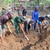 Warga dan TNI Bahu Membahu Urug Jalan Penghubung Bibis-Gupit di TMMD 129