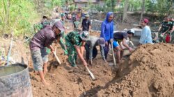 Warga dan TNI Bahu Membahu Urug Jalan Penghubung Bibis-Gupit di TMMD 129
