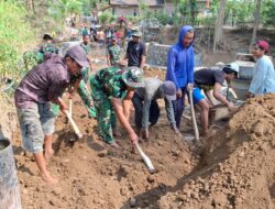 Warga dan TNI Bahu Membahu Urug Jalan Penghubung Bibis-Gupit di TMMD 129