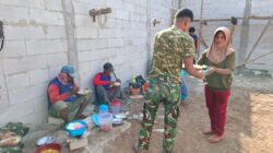 Secangkir Kopi Mbah Parmi Hangatkan Satgas TMMD di Bulu Lor