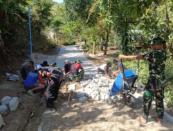 Kebersamaan TNI-Warga Bulu Lor, Kerja Bareng hingga Makan Siang di TMMD 129