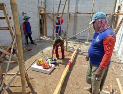 Tradisi Kembang Setaman Hiasi Pendirian Rumah RTLH TMMD 129 Ponorogo