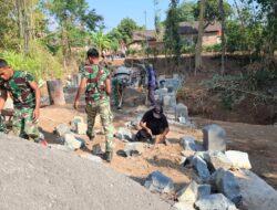 Kreativitas Warga Bibis: Sosrok Rakitkan Bantu Rapikan Talud Jembatan TMMD 129