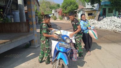 Aksi Sigap Prada Azis dan Prada Wawan Bantu Ibu Nanik Angkat Gabah di Lokasi TMMD
