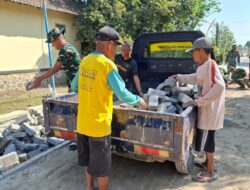 Tiga Kakek Bulu Lor Buktikan Semangat Gotong Royong Bantu Bangun Paving TMMD 129