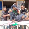 Babinsa TMMD 129 Sigap Bantu Warga Lansia yang Kesulitan Berjalan
