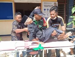 Babinsa TMMD 129 Sigap Bantu Warga Lansia yang Kesulitan Berjalan