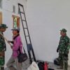 Demi Keamanan, Satgas TMMD 129 Pasang Instalasi Listrik Baru di Rumah Ibu Parmi