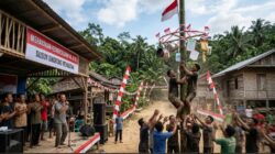 Di Ujung Bengkayang, HUT ke-81 RI Dimeriahkan Karaoke dan Panjat Pinang