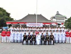 Dandim Ponorogo Ikuti Upacara Penurunan Bendera HUT RI ke-81 di Alun-alun Ponorogo
