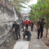 TNI-Polri Bersama Warga Slahung Bersih-bersih Makam Eyang Joyonegoro