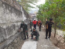 TNI-Polri Bersama Warga Slahung Bersih-bersih Makam Eyang Joyonegoro