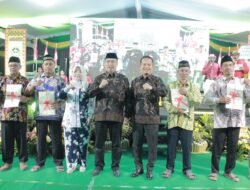 Bahana Bersahaja di Desa Teguhan, Kepala Kantor Pertanahan Kabupaten Madiun Serahkan 8 Sertipikat Tanah Wakaf