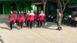 Babinsa Mlarak Latih PBB Siswa SMKN untuk Tanamkan Disiplin
