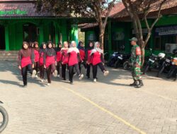 Babinsa Mlarak Latih PBB Siswa SMKN untuk Tanamkan Disiplin