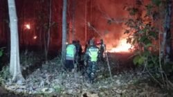 Babinsa dan Warga Padamkan Api di Lahan Pekarangan Ponorogo dalam 3 Jam