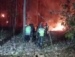 Babinsa dan Warga Padamkan Api di Lahan Pekarangan Ponorogo dalam 3 Jam