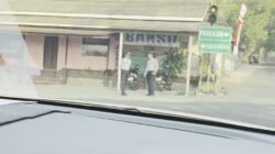Petugas Dishub Ngobrol Asik di Tengah Macet, Siapa Sebenarnya Yang Harus Mengatur Lalu Lintas?