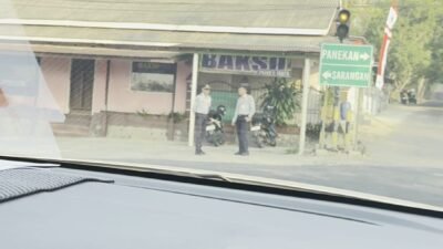 Petugas Dishub Ngobrol Asik di Tengah Macet, Siapa Sebenarnya Yang Harus Mengatur Lalu Lintas?