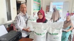 556 Keluarga di Pekon Walyojati Terima Bantuan Pangan Beras dari Kemensos
