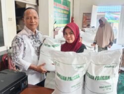 556 Keluarga di Pekon Walyojati Terima Bantuan Pangan Beras dari Kemensos