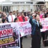 Elim Tyu Samba Bersama Ratusan Massa Tuntut Pencairan Dana KONI
