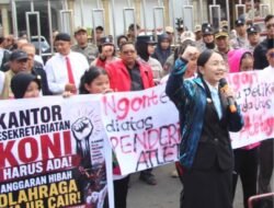 Elim Tyu Samba Bersama Ratusan Massa Tuntut Pencairan Dana KONI