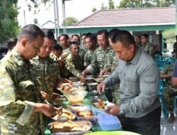 Kebersamaan di Serambi Aula, Kodim 0802/Ponorogo Pererat Soliditas Lewat Makan Siang