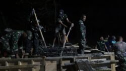 Warga dan TNI Kompak Lembur Cor Jembatan Perintis Garuda Penghubung Pinggirsari – Nambangrejo