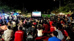 Ratusan Warga Magetan Lesehan di Pelataran Pasar Baru Nobar Final ASEAN Cup 2026 Dukung Timnas Indonesia