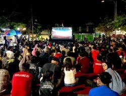 Ratusan Warga Magetan Lesehan di Pelataran Pasar Baru Nobar Final ASEAN Cup 2026 Dukung Timnas Indonesia