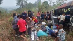 Rem Blong di Jalur Gotekan Pacet, Minibus Elf Berpenumpang 16 Orang Alami Kecelakaan Tunggal